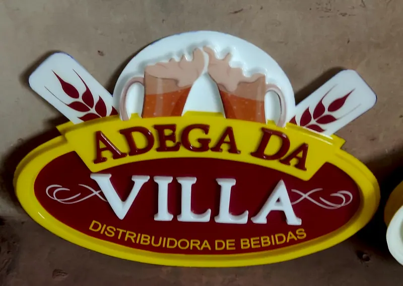 Letreiro moldado da Adega da Villa, em acrílico vermelho e amarelo