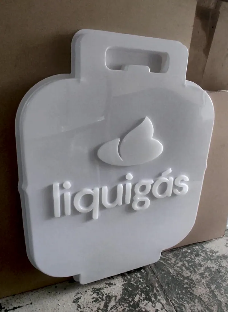 Placa moldada branca em forma de botijão, com a marca Liquigás