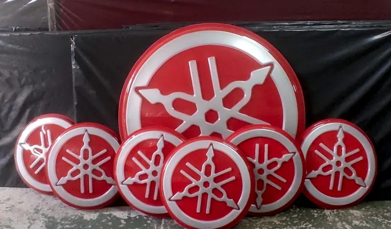 Emblemas redondos em vermelho e branco, de vários tamanhos