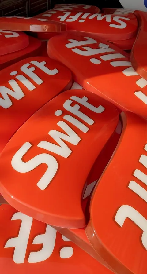 Pilha de letras Swift moldadas em laranja