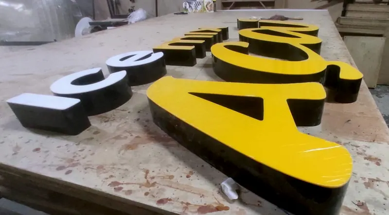 Letras caixa amarelas com lateral preta