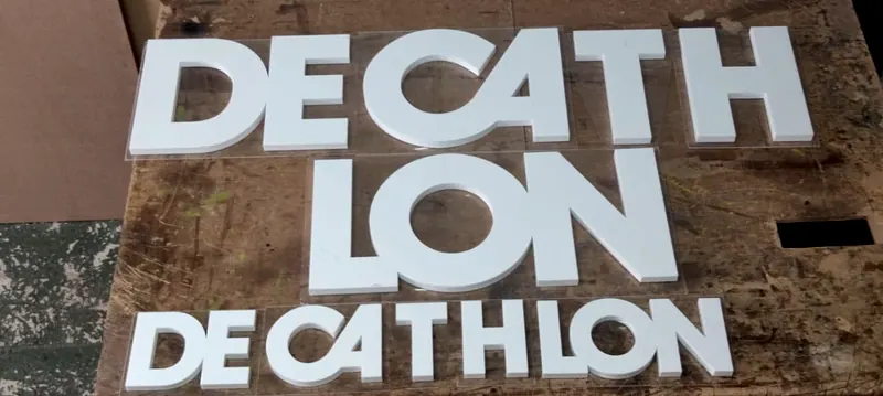 Letras caixa brancas Decathlon sobre a mesa de montagem