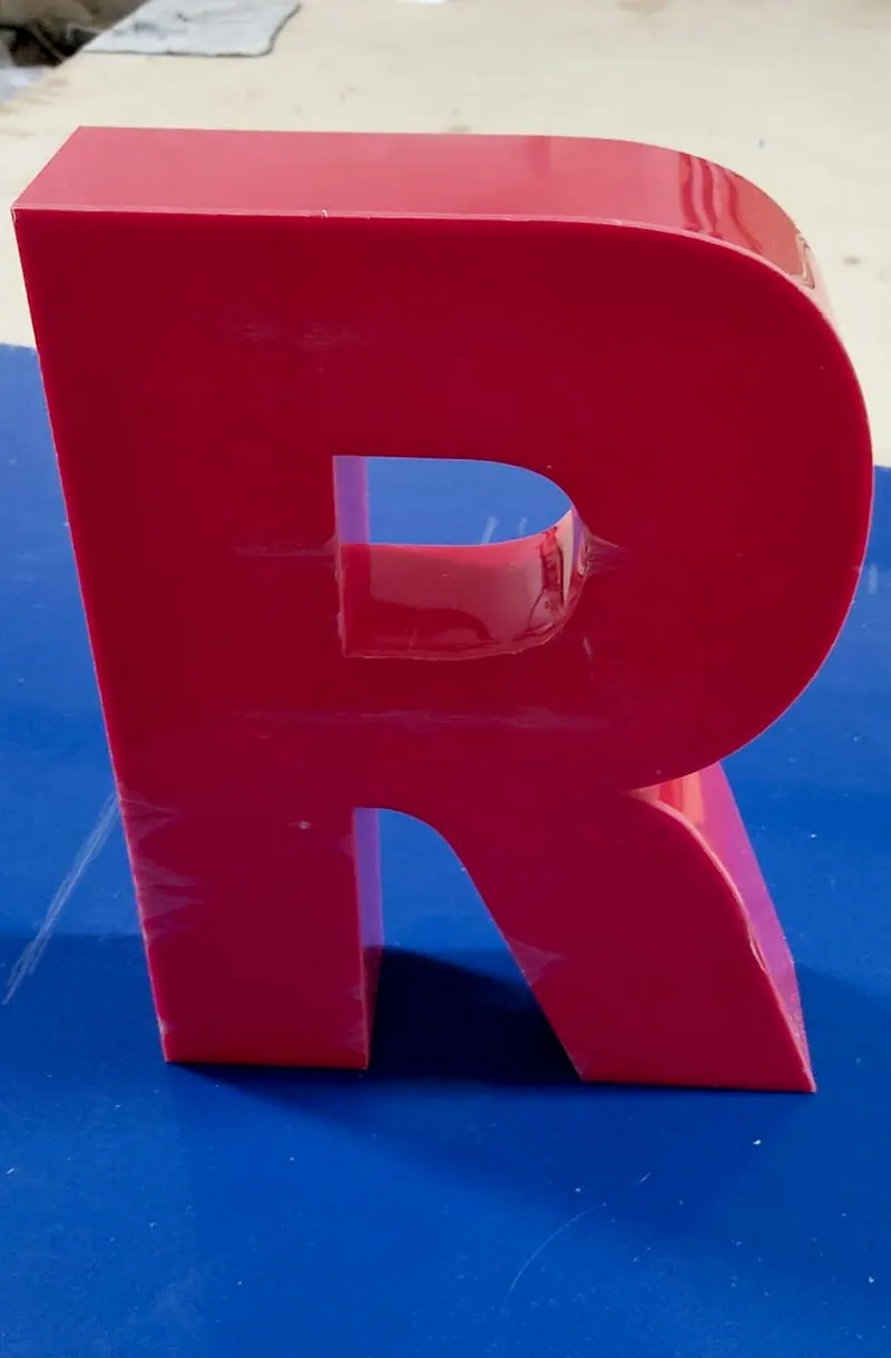 Letra R caixa em acrílico vermelho, vista de frente