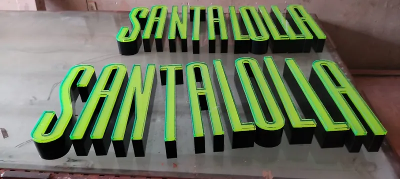 Letras caixa Santalolla em acrílico com lateral verde
