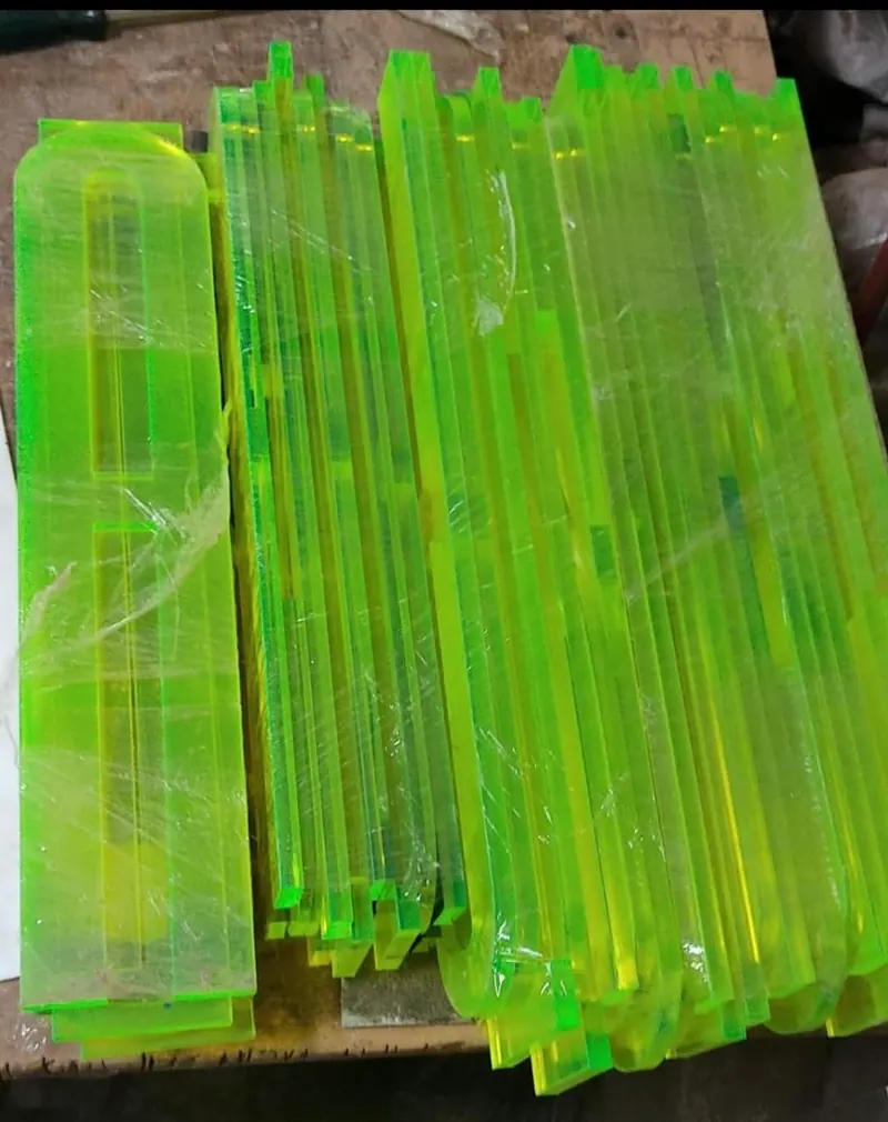Peças de acrílico verde neon empilhadas