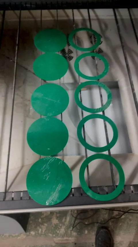 Discos e aros verdes cortados a laser