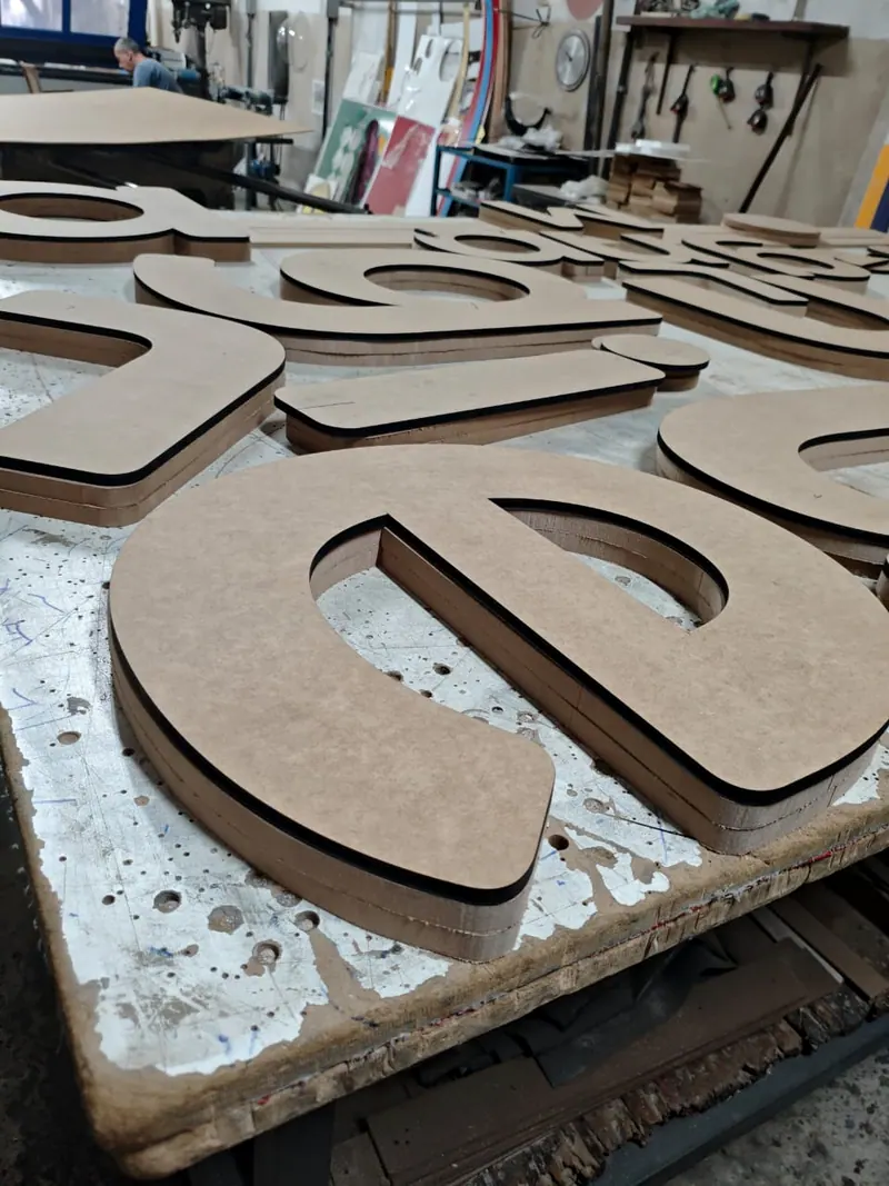 Molde em MDF de letra, com as bordas cortadas