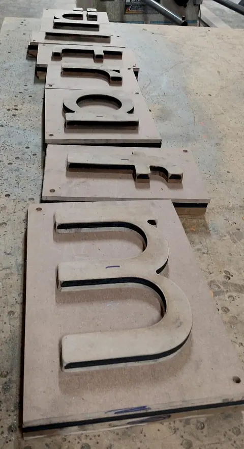 Moldes de letras em MDF enfileirados